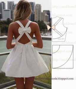 vestido branco curto com laço nas costas