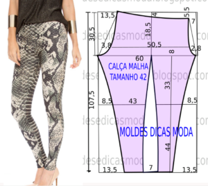 calça com estampa de cobra